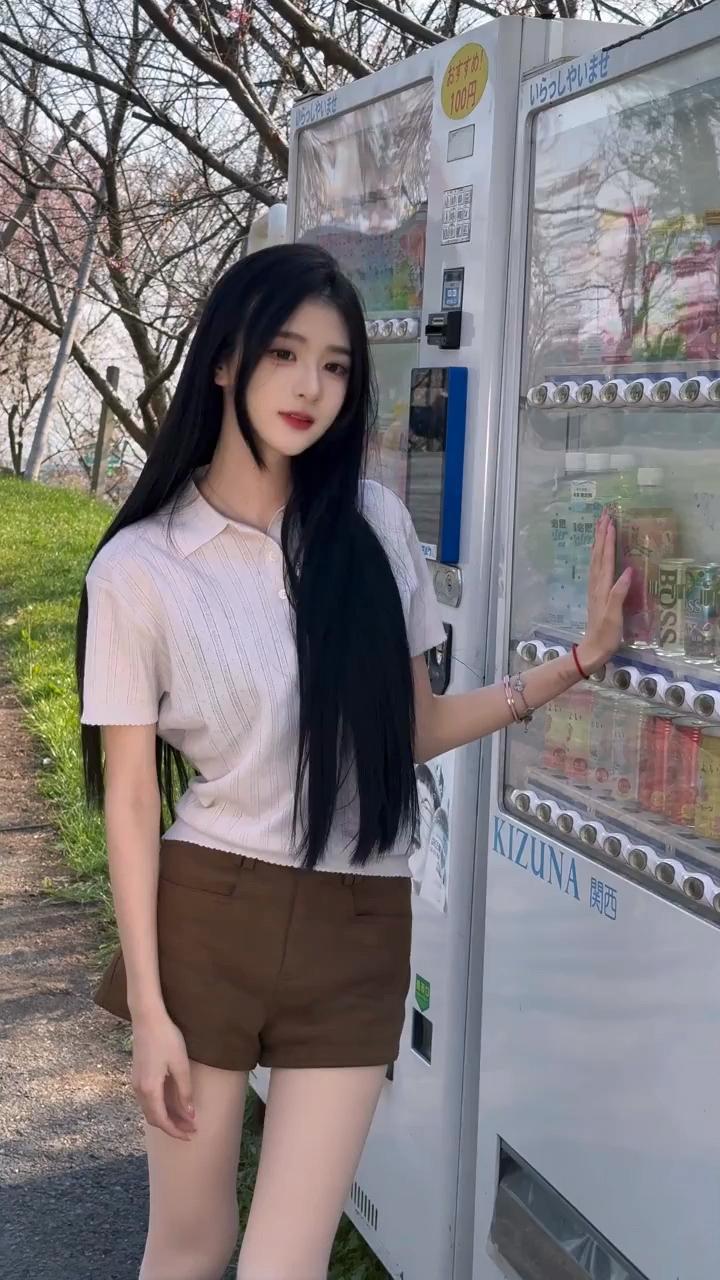 绿树荫中倚，轻风拂面来。