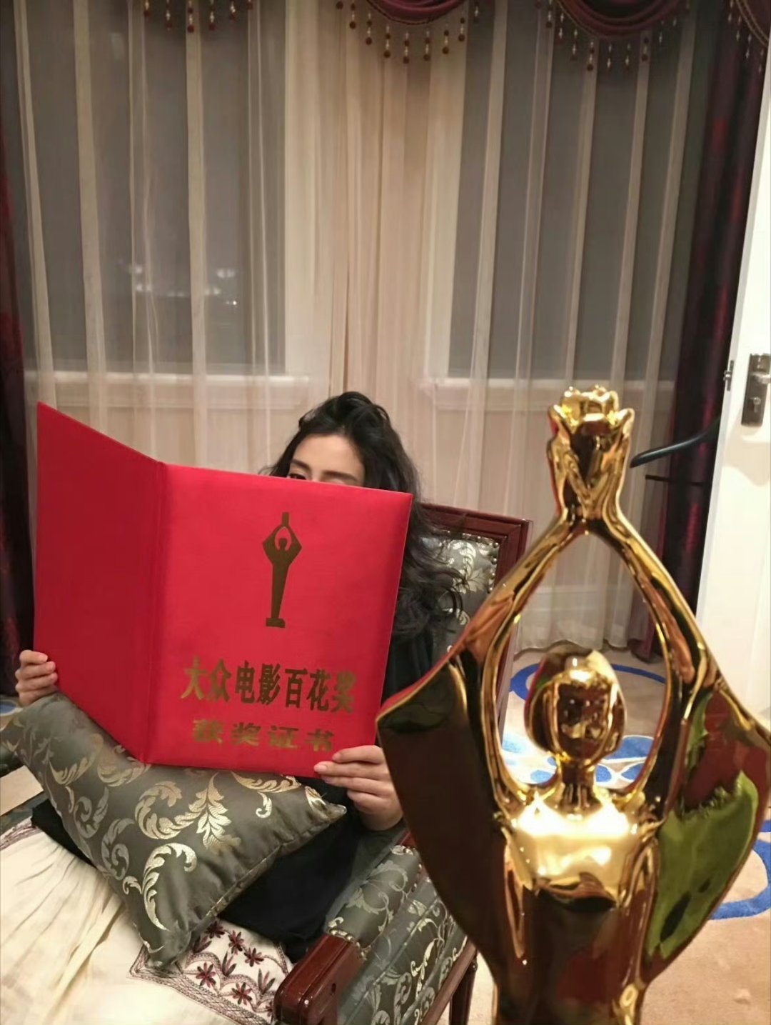 我们小鼻十年前就拿下百花奖最佳女配了呀