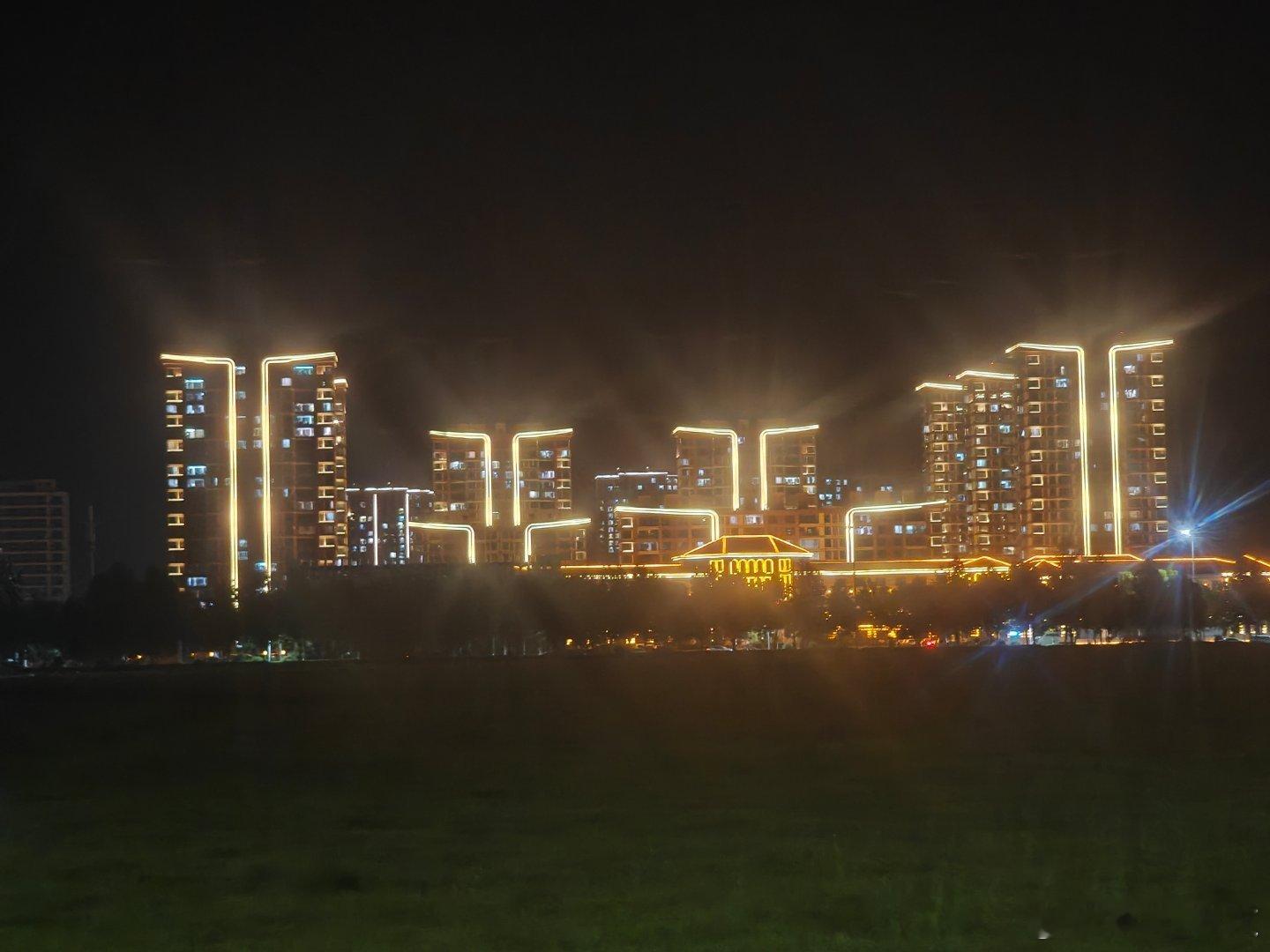 vivo 夜晚出来吹吹风，欣赏一下美景，白天的炎热气息感觉瞬间荡然无存。 