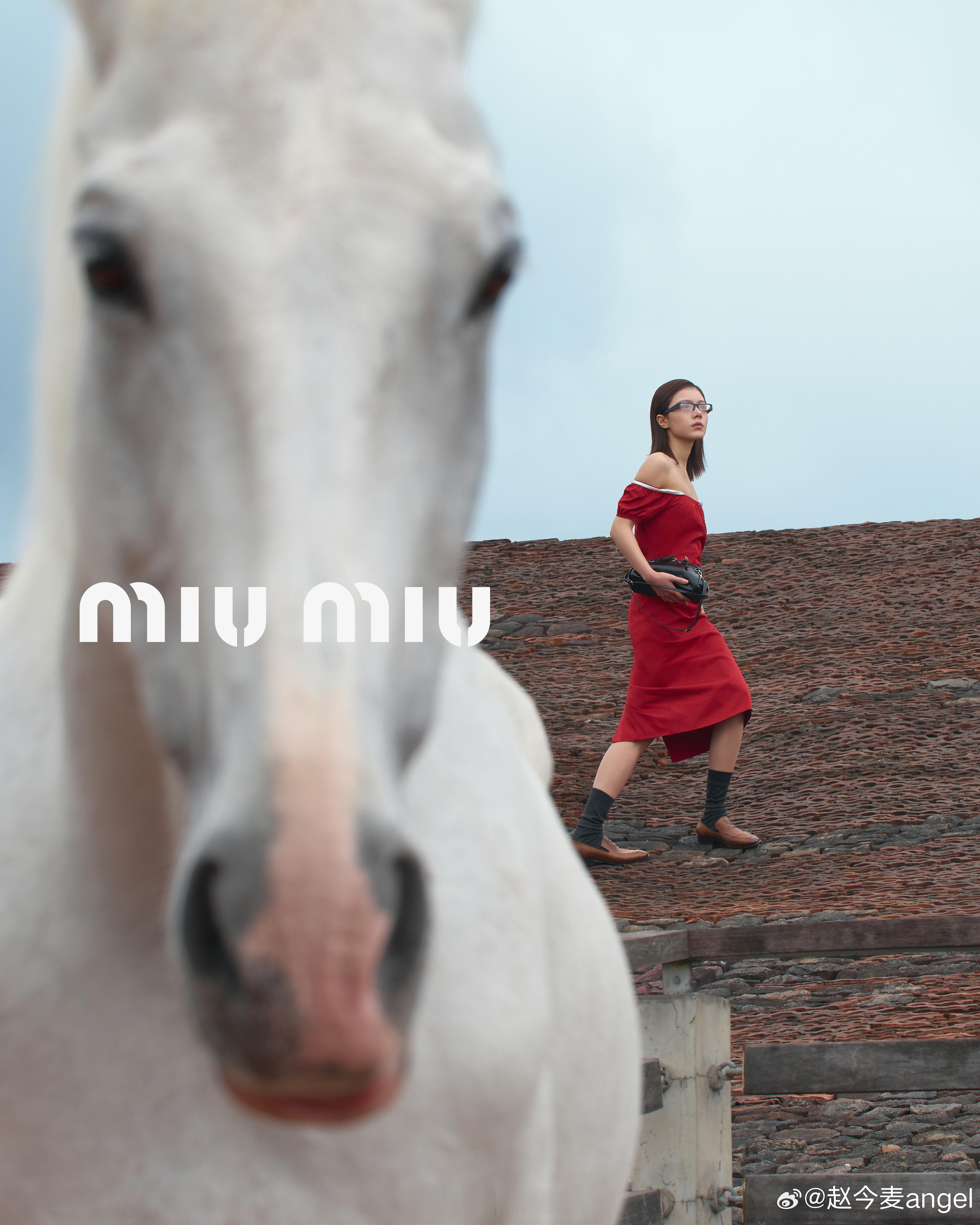 赵今麦miumiu马年大片，大家评吧。 