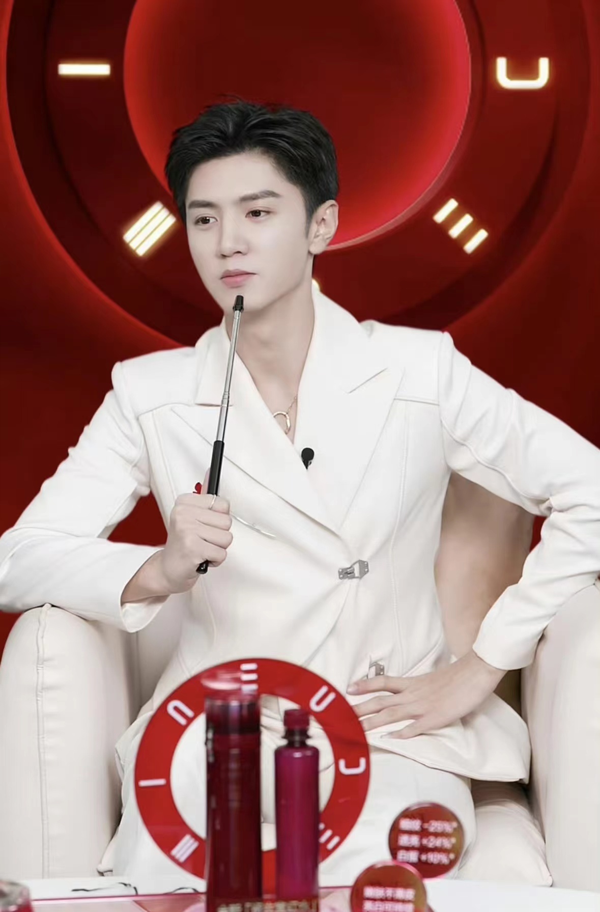 #陈哲远今晚直播生图# 少年的身躯完美的气质，不是在被陈哲远圈粉就是在被圈粉的路