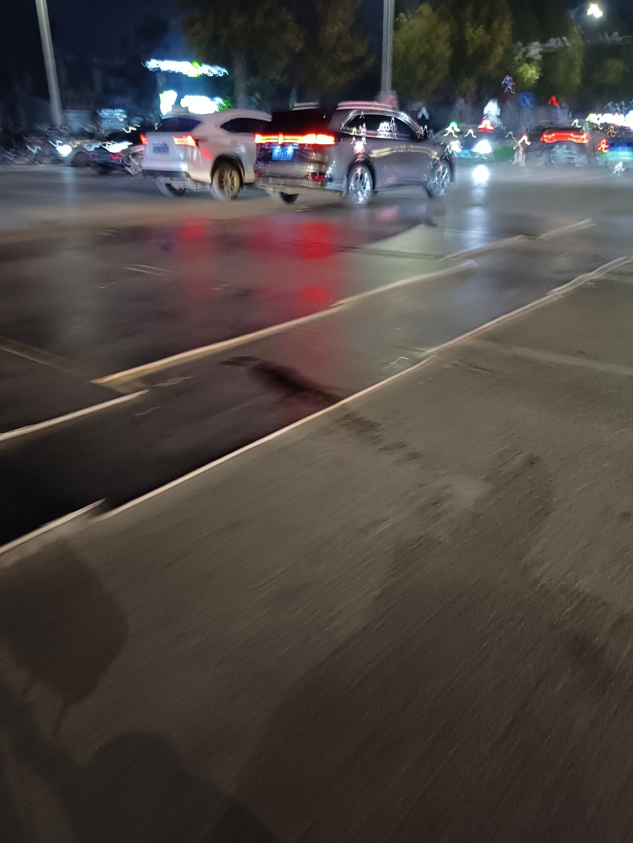 万达新河东路十字路口，原来只有两块小铁板，后来换成了大铁板，面积也大了，这也有一