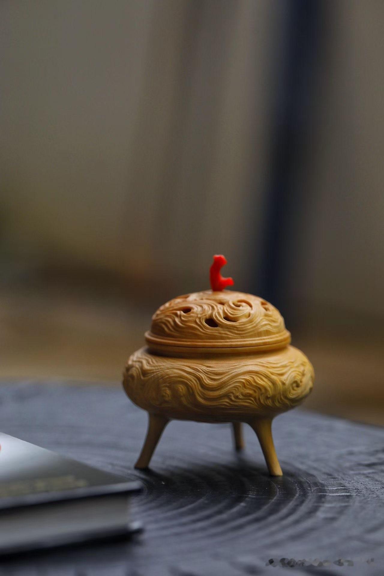 案头有香，日子便慢了下来。

黄杨木温润细腻，循木而作一炉清供。炉身满雕云纹，线