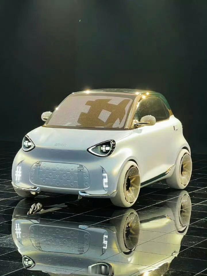smart 2号概念车采用纯电形式，续航300～400km，外观基本把设计手稿都