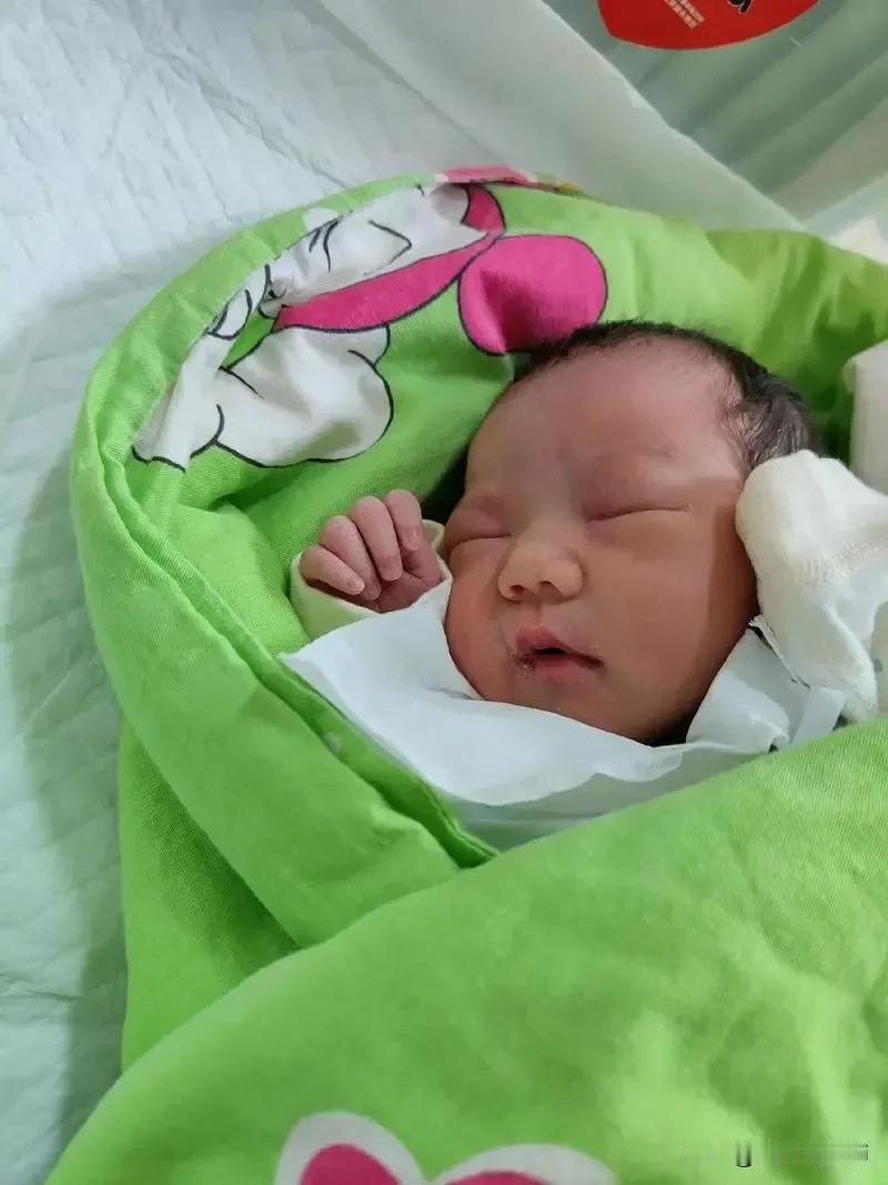 李老师今年暑假退休了，到长沙带孙子。
一个星期就气鼓鼓地回来了，同事问他何故，他