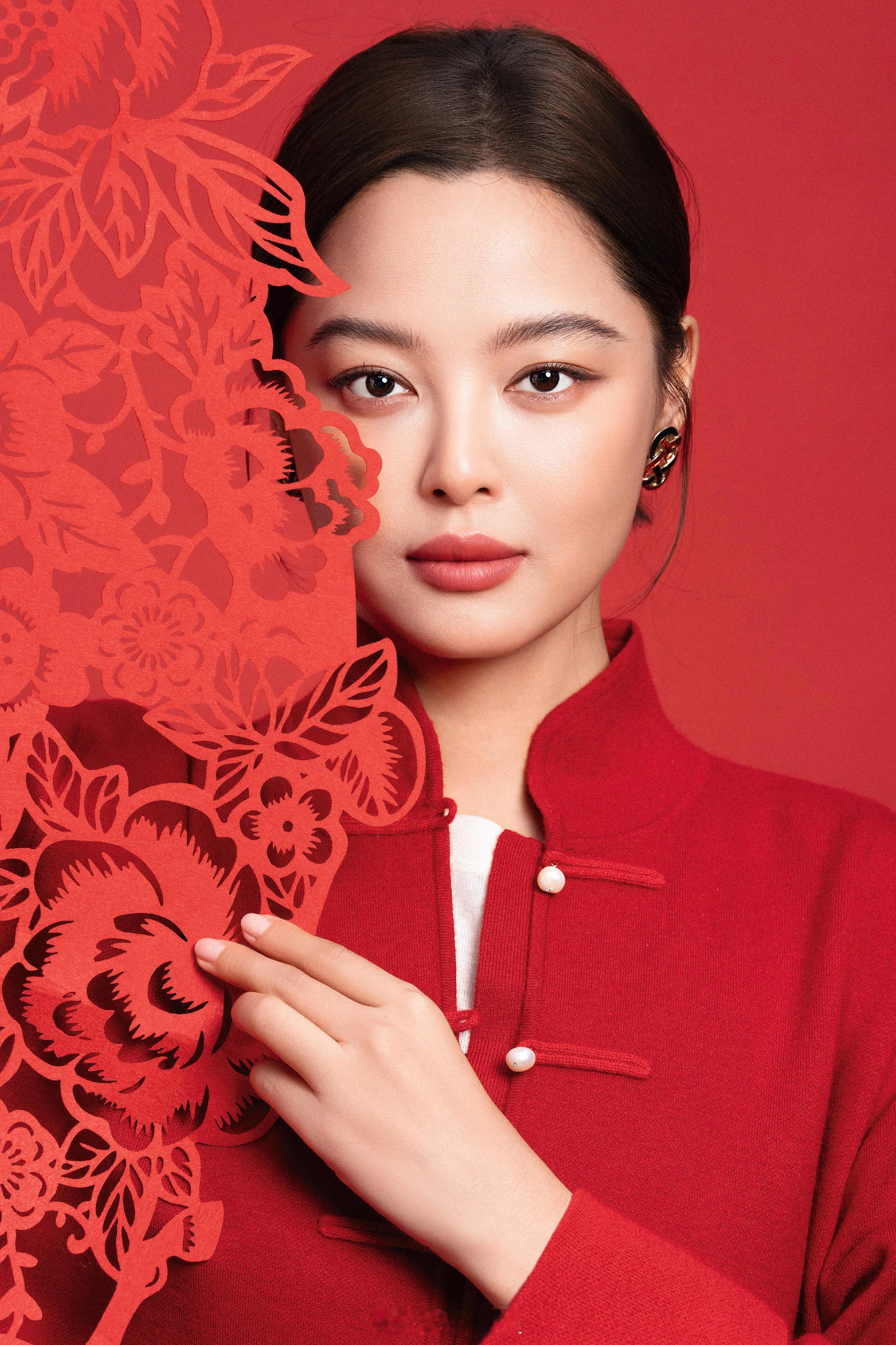 辛芷蕾——人民画报正刊封面！蕾姐牛！这也是杂志出版近十余年时间里唯一拥有单人封面