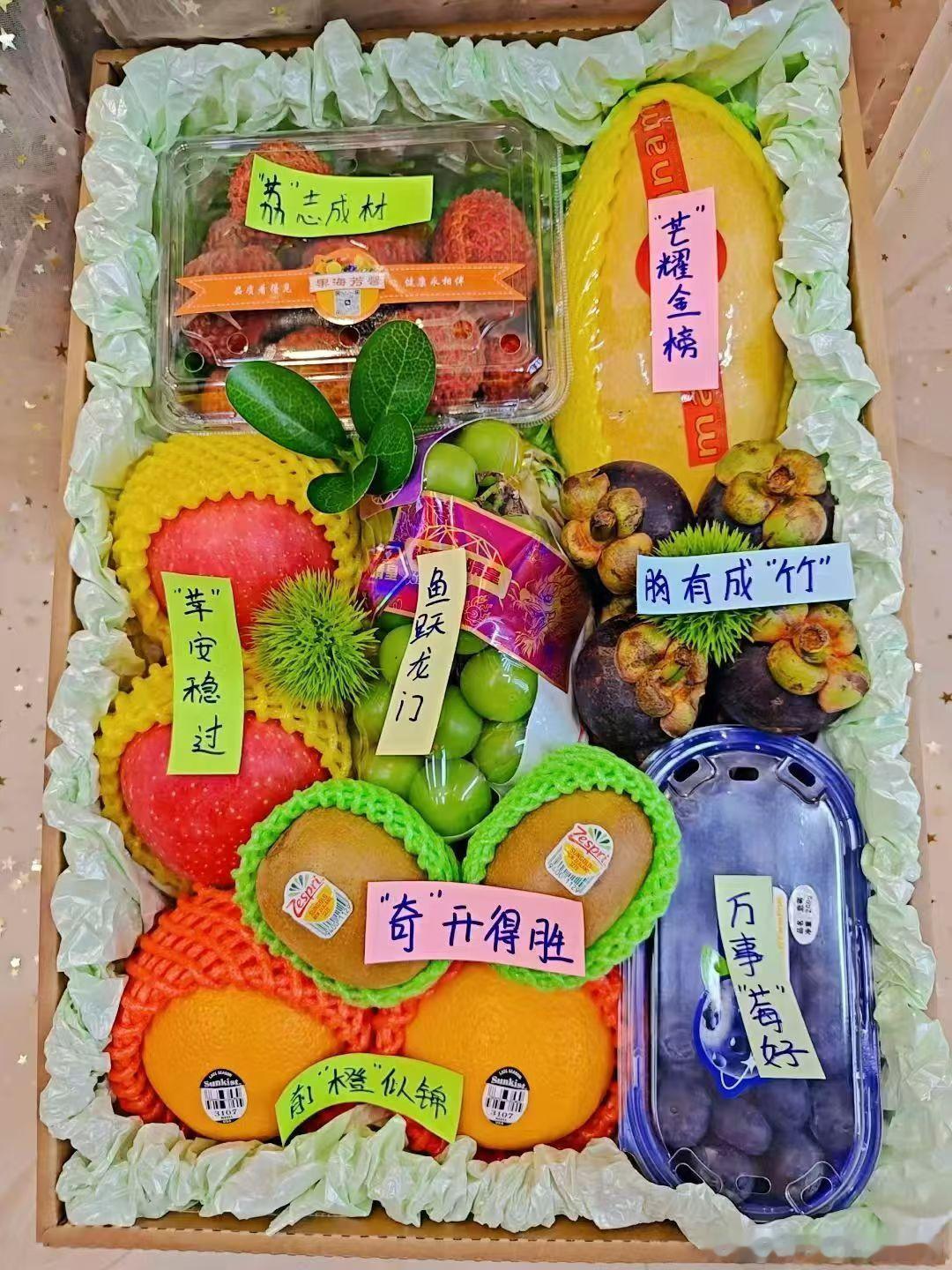 高考蝉鸣声里的六月，你们走进考场，笔尖划过试卷的沙沙声，是青春最铿锵的战歌。十年