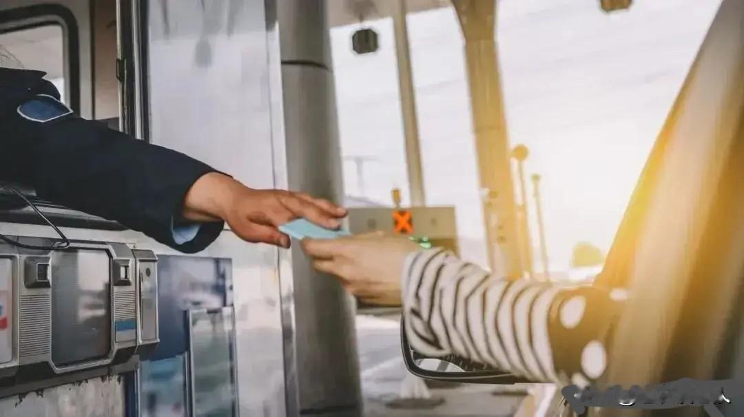 你如何看待高速收费员帮忙垫付过路费？高速收费员帮忙垫付过路费该不该提倡。
无论是