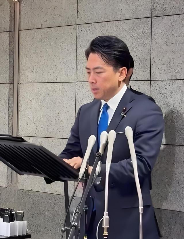 没想到最先玩脱的不是高市早苗，而是小泉进次郎！自从“雷达照射”证据录音曝光之后，