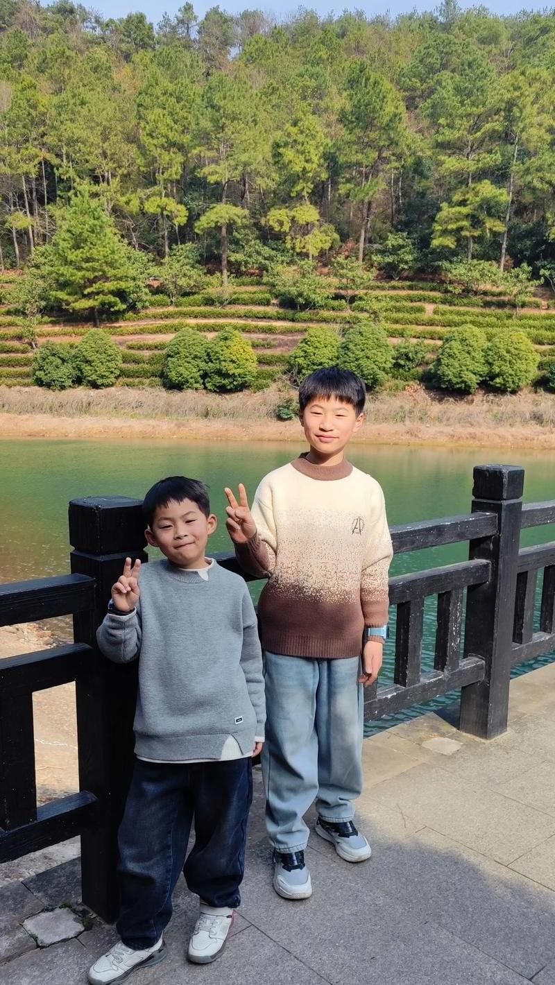 河南孟州一对小兄弟，突然成了孤儿，哥哥12岁，弟弟8岁，懂事的让人心疼。
​两个