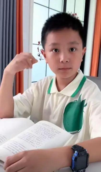 青岛“神童”王恒屹现状曝光：12岁回归普通小学，奶奶一个决定，竟让全网点赞！
