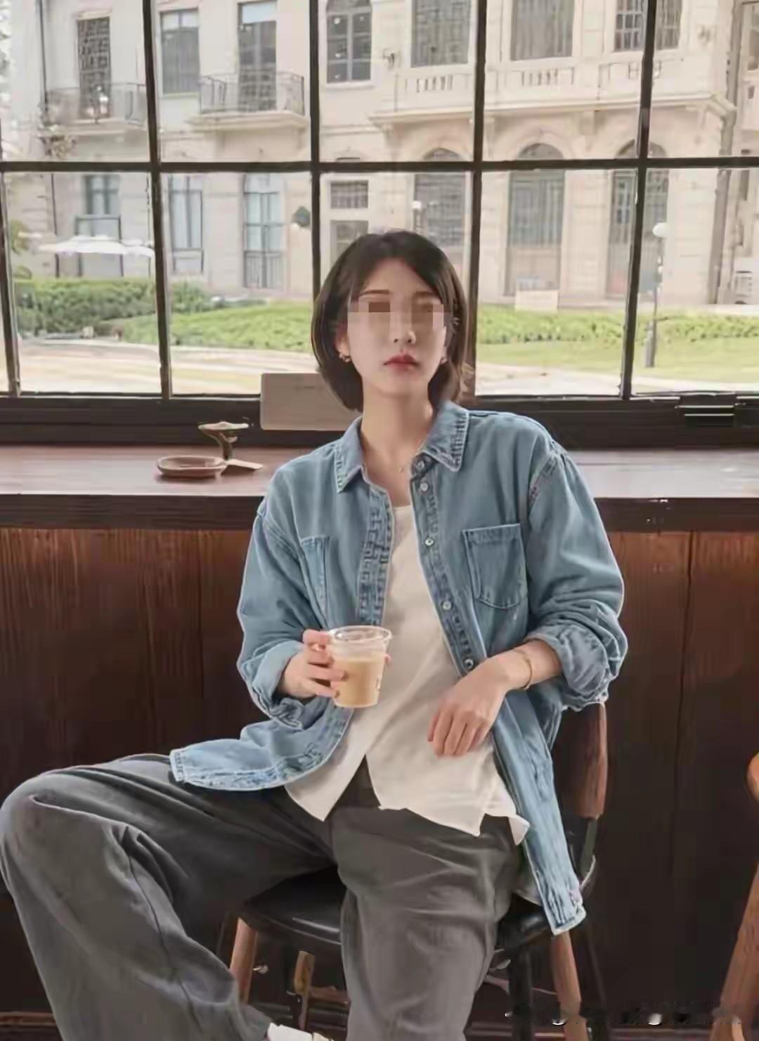 成都27岁女子紫雅在家中遭同小区住户梁某滢持刀杀害，身中十刀。案发时，梁某滢上门