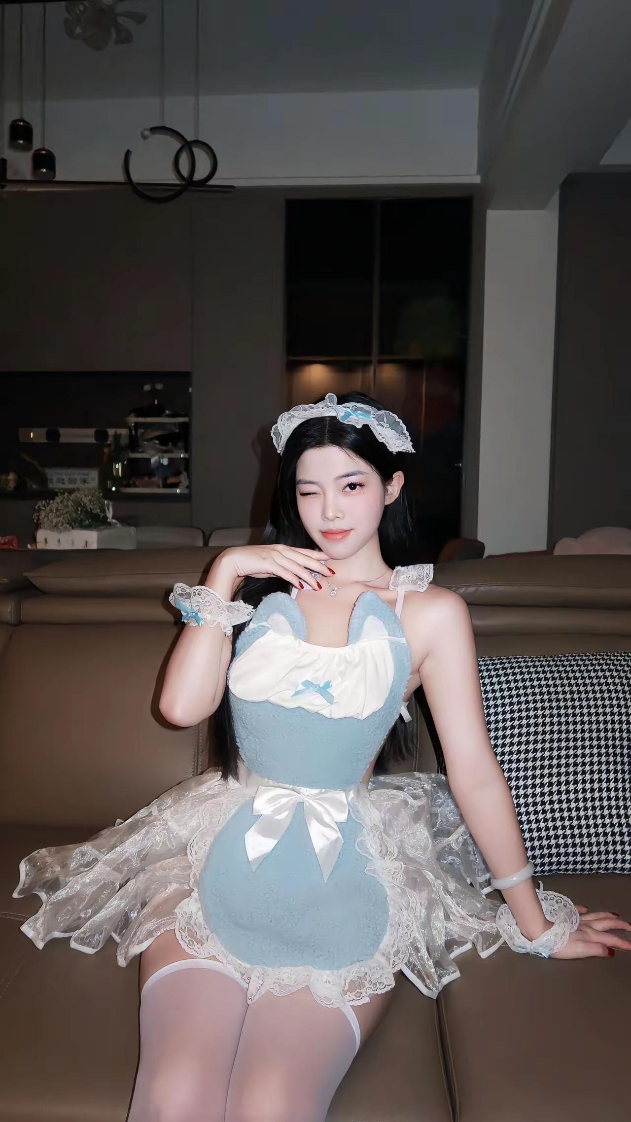 可爱女仆装，萌化你的心！💕👗👠白丝[话题]