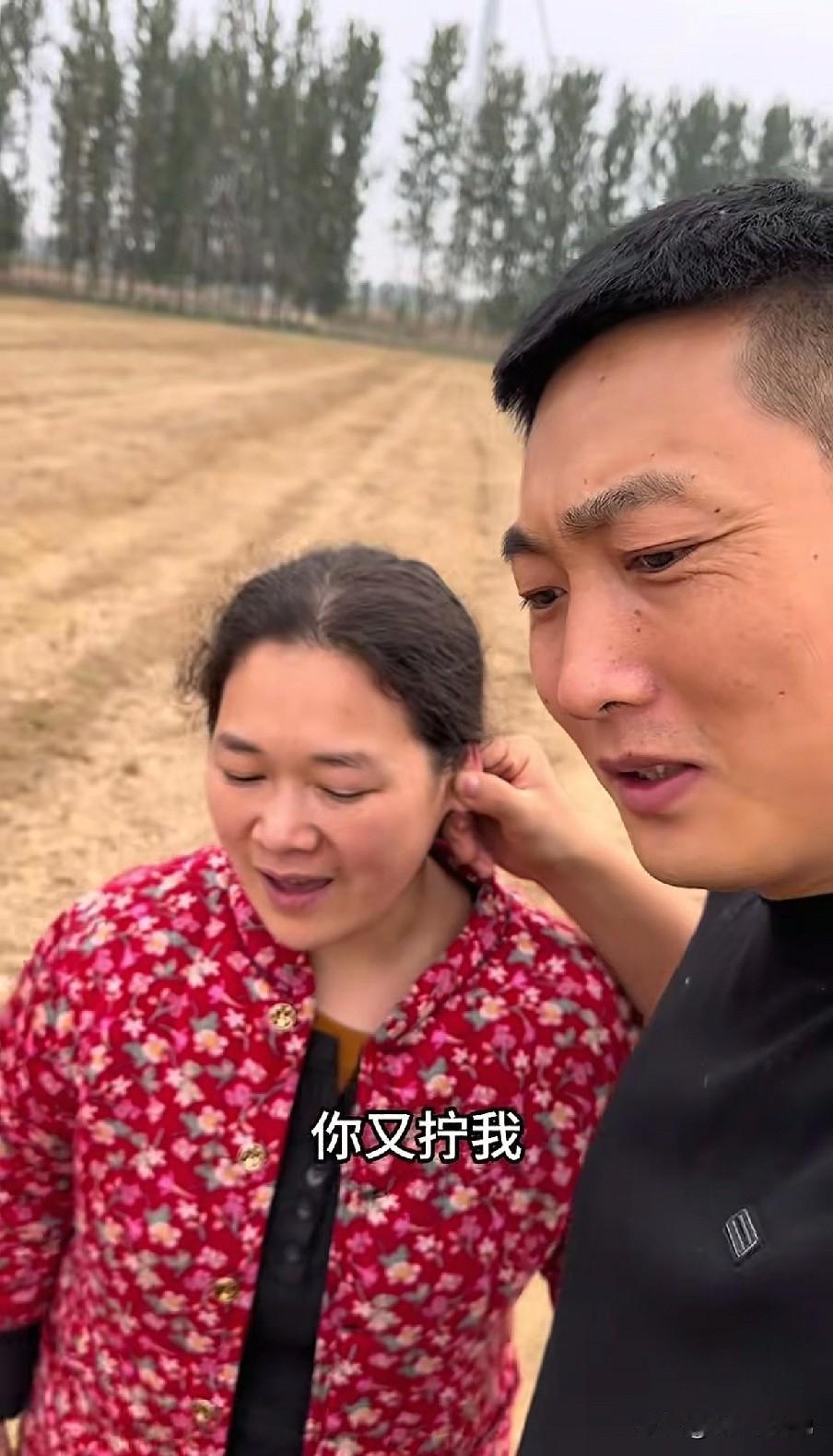 这才结婚几天啊，大鹏都敢揪小玉耳朵了！上次看他俩还是结婚的时候，当时账号是70多