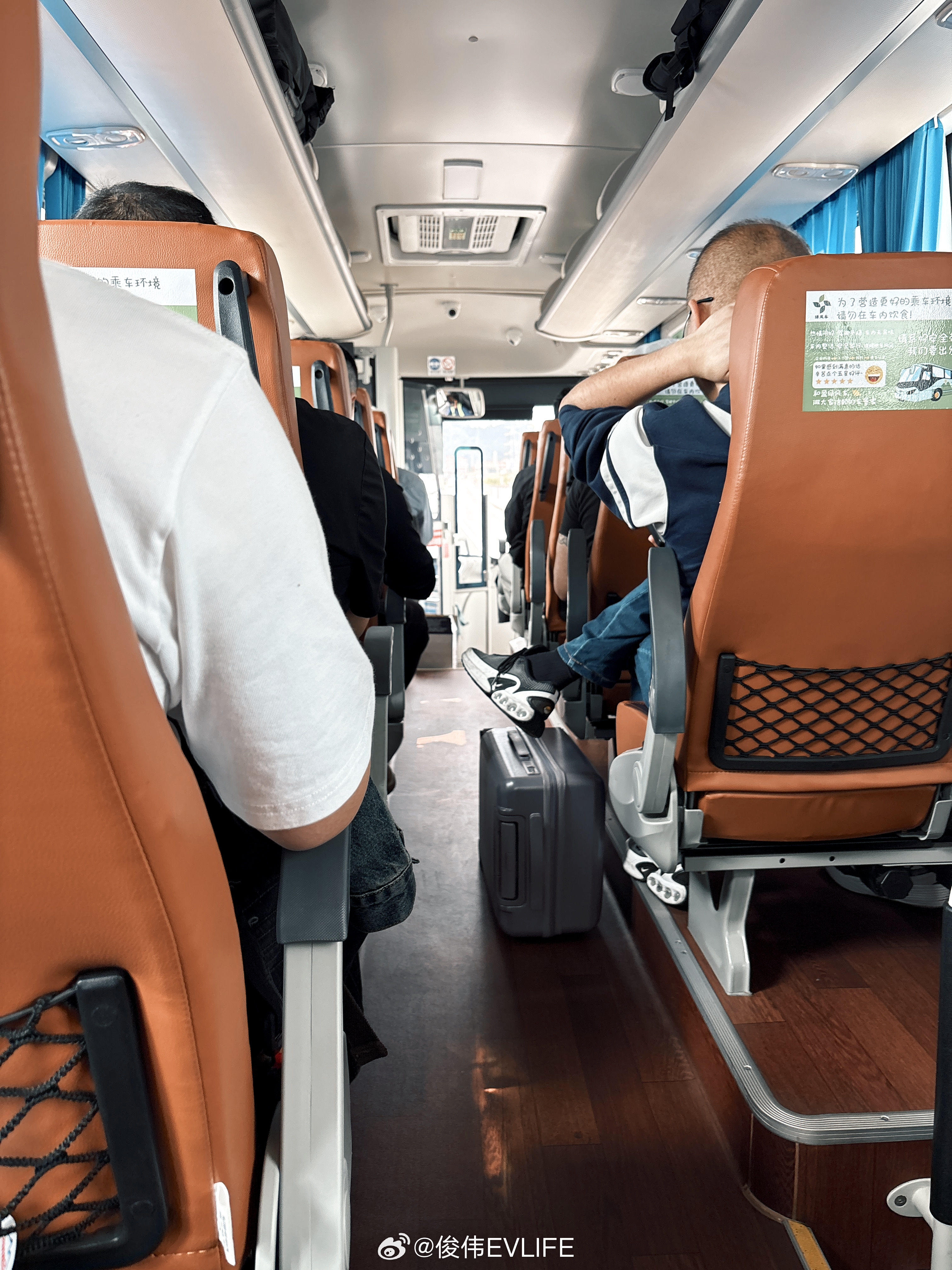 前往酒店的大巴上我就听到有老师在打电话这个视频刷多少那个刷多少我心想.. 你麻痹