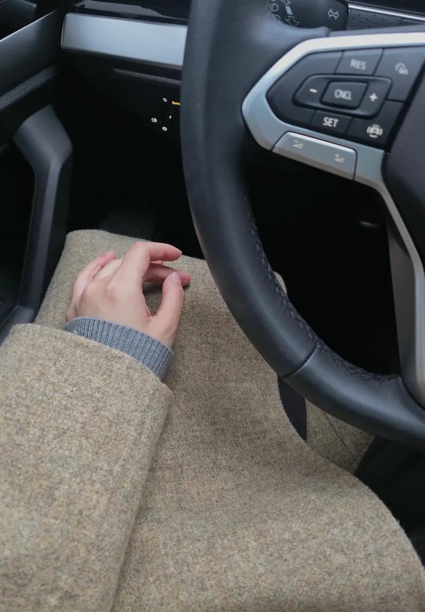 曾经的我们也曾无忧无虑，和朋友同学一起相约，彼此欢声笑语，每天都被纯粹的快乐填满