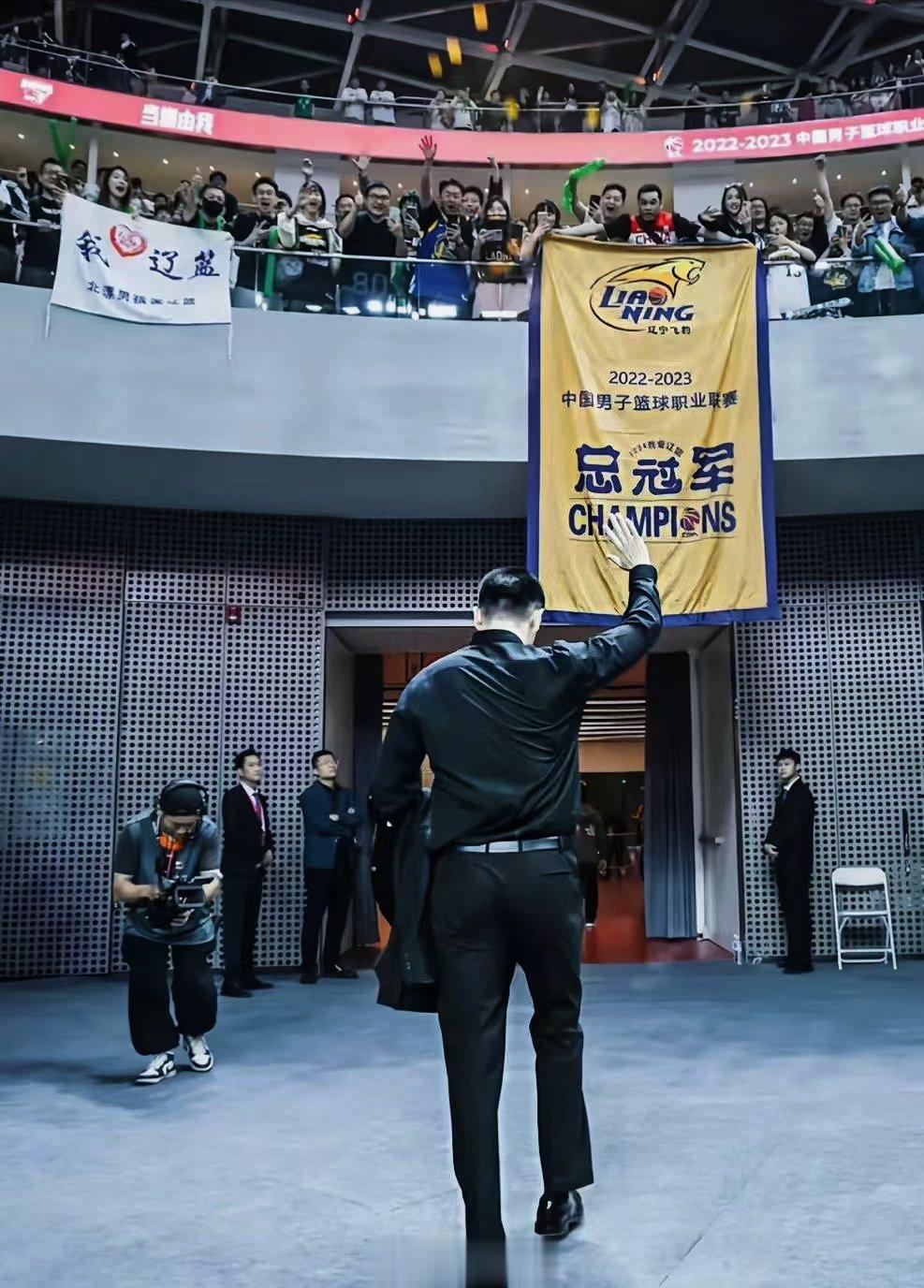 理解并祝福，只是难过得说不出再见。 ​​​