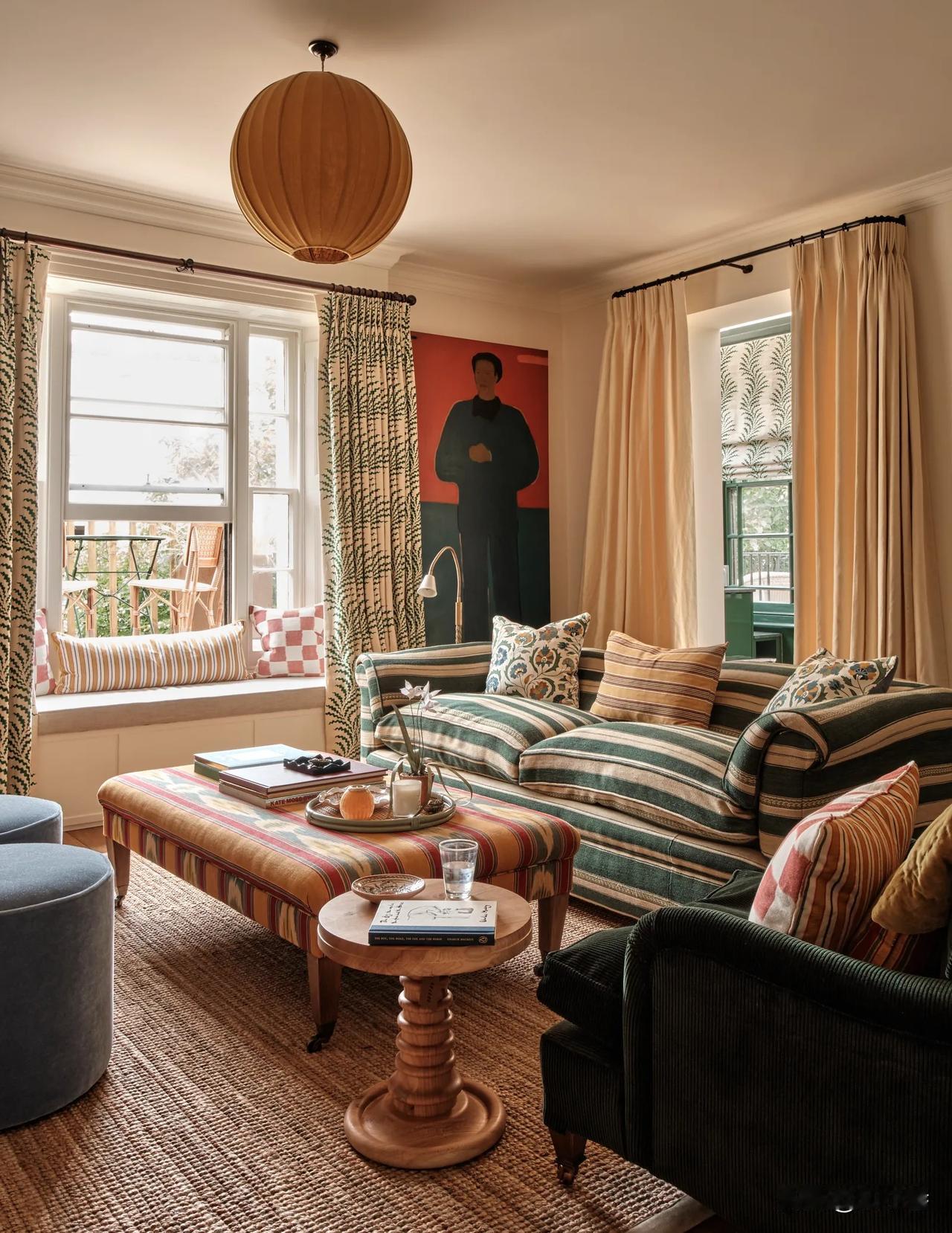 伦敦诺丁山一间隐藏于店铺之间的公寓。
在这个改造项目中，娜塔莎·奎克对空间的利用