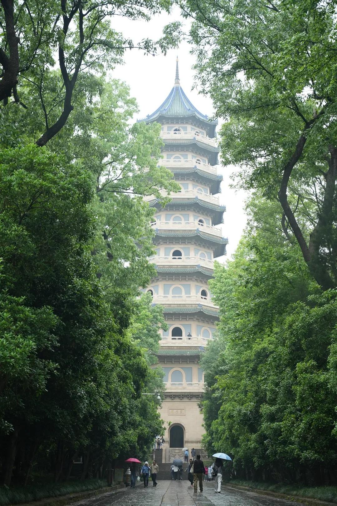 最近网上流传的一段话戳中了不少人：“不买房、不买车、不创业，甚至碌碌无为都算赢了