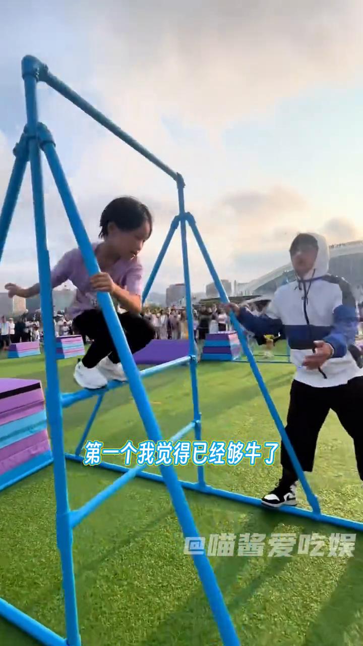 第一个我觉得已经够牛了，没想到后面一个比一个猛。天生笑，这是十一岁女子全国冠军刷