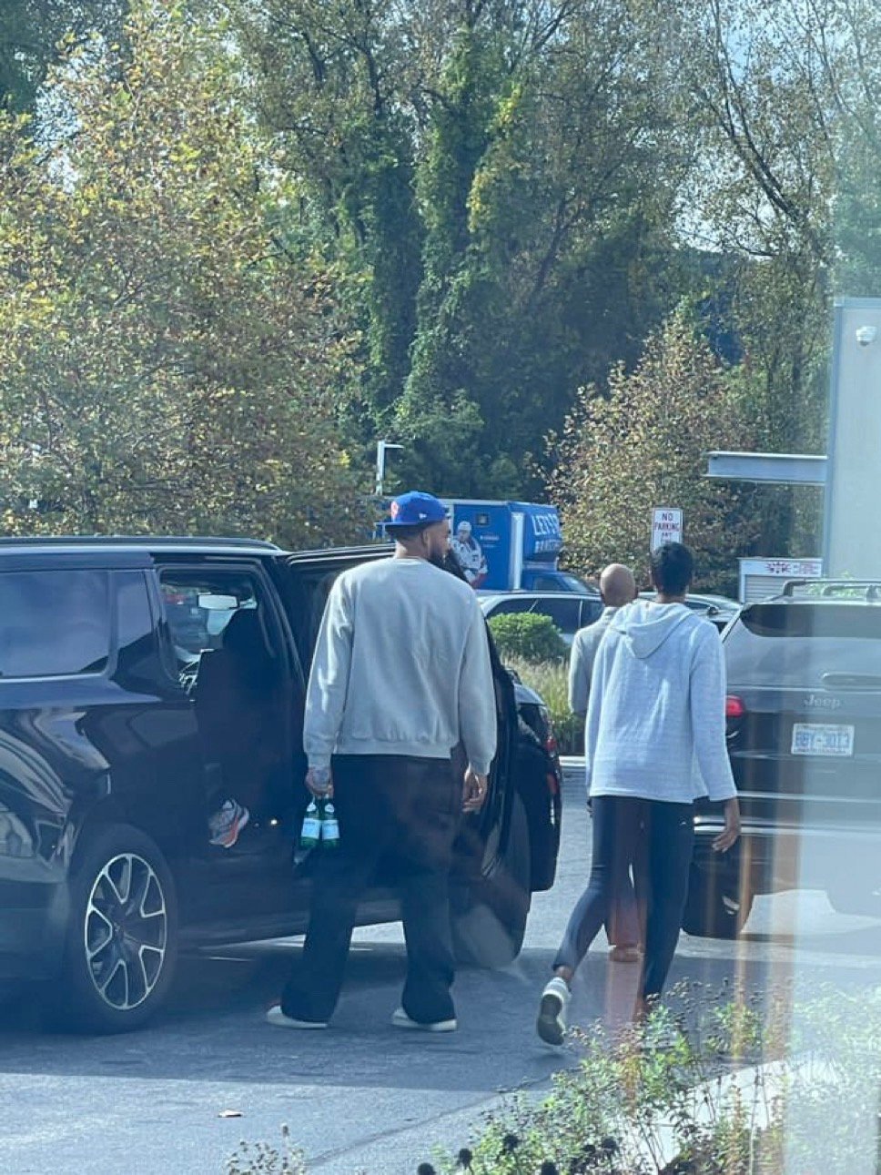 纵有千种情绪，唐斯还是最终带上了尼克斯的帽子 ​​​