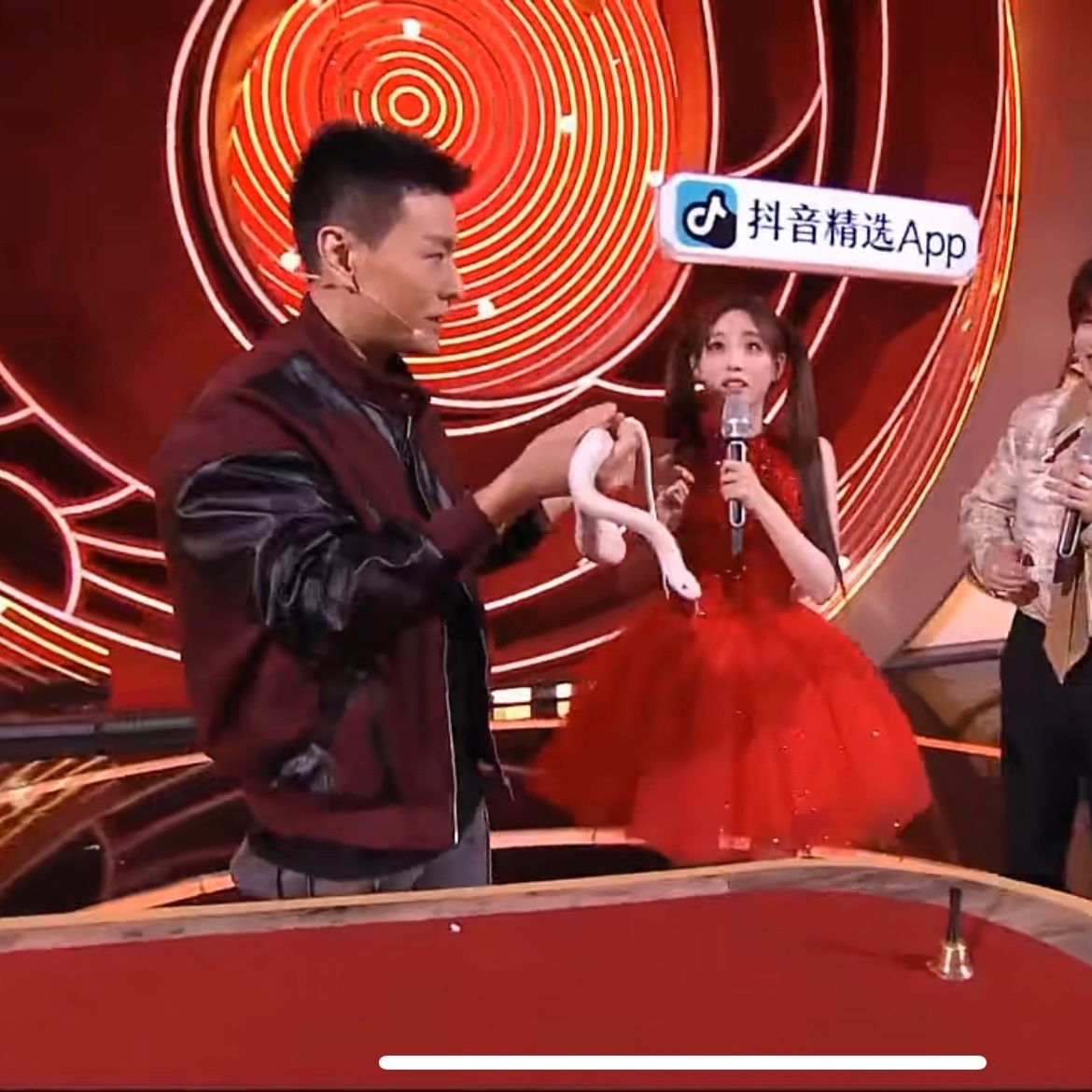 湖南卫视春晚魔术吓人 魔术是很厉害了，人也是被吓死了哈哈 