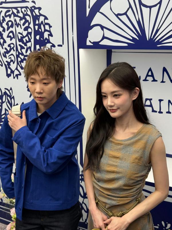今天李一桐和王曼昱一起出席时尚活动，两位站在一起显得格外般配，而且很有姐妹范儿。
