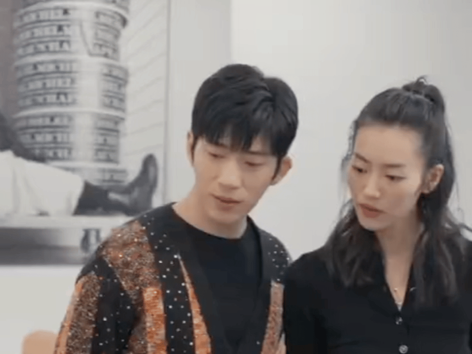 #井柏然刘雯# 来看看井柏然刘雯的一些同框，一个是典型的秀气脸，一个是典型的端庄