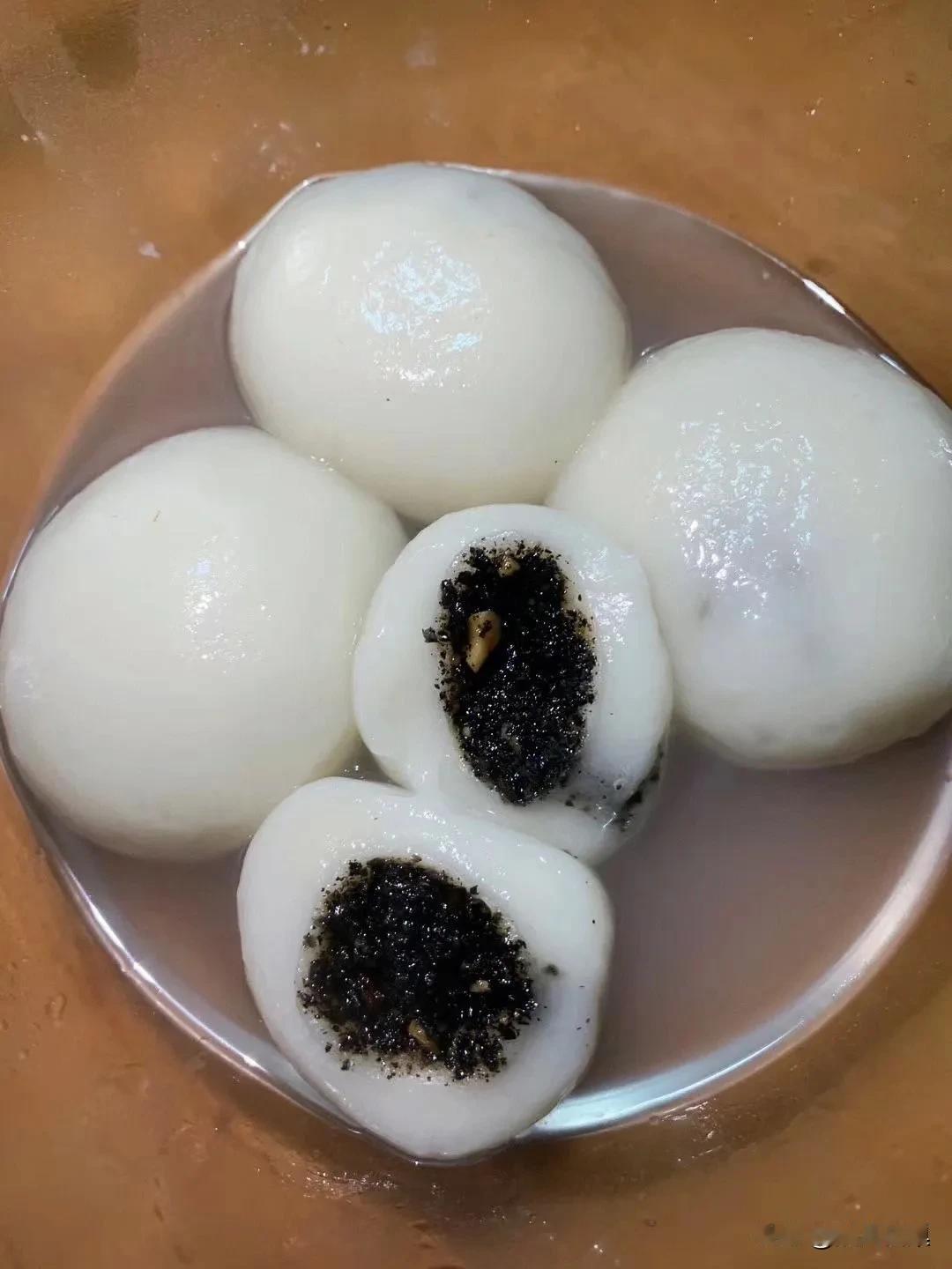 #南吃汤圆北食元宵#
南吃汤圆北吃元宵
"南吃汤圆北吃元宵"是一句流传很广的民谣