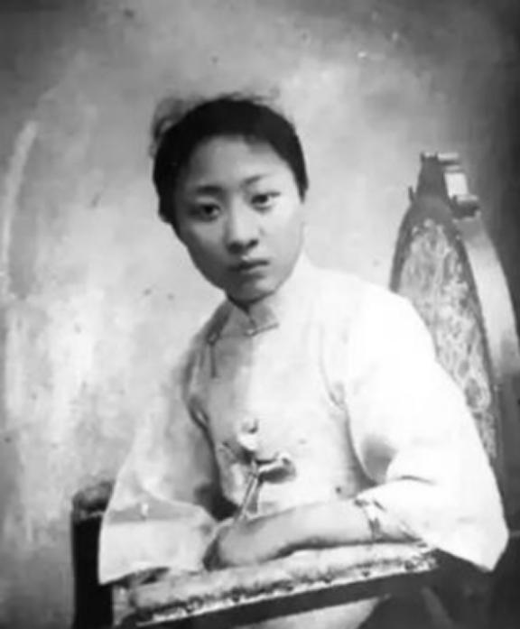 1925年，27岁露兰春伺候完57岁的黄金荣，便泛起恶心去洗手间干呕。擦完嘴巴后