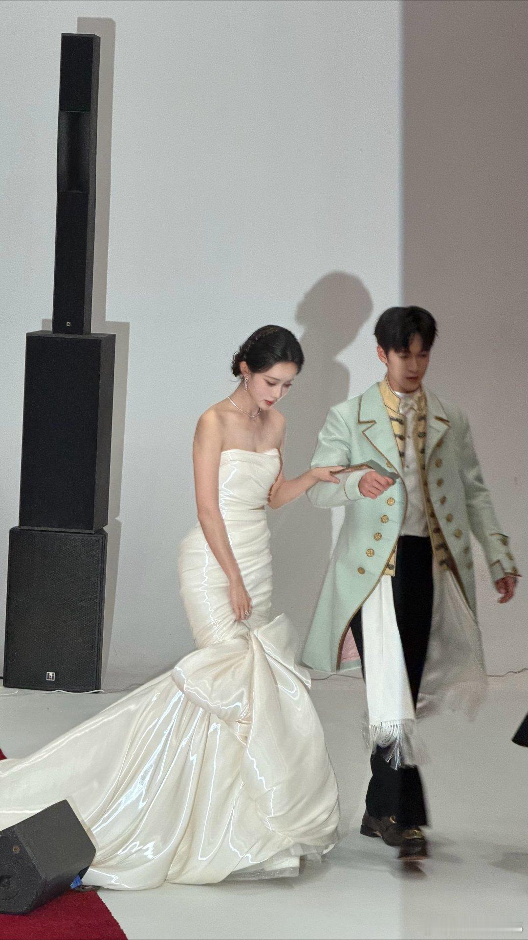 李昀锐孟子义你俩聊啥呢 聊得也太投入了吧！不会是在密谋下次怎么给粉丝发糖，或者吐