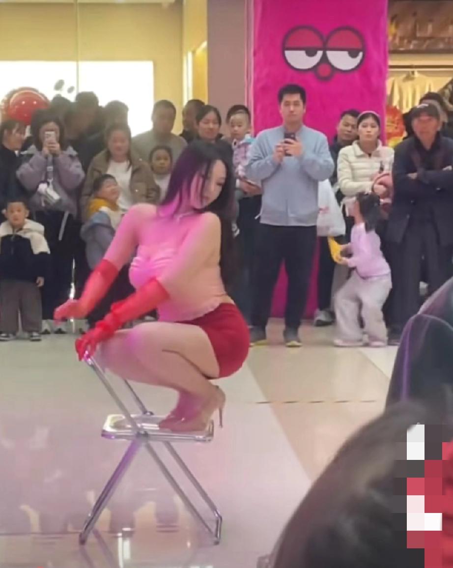 商场请来美女表演热舞，有家长吐槽公共场合商场有小孩有老人，感觉太不合适……
有网