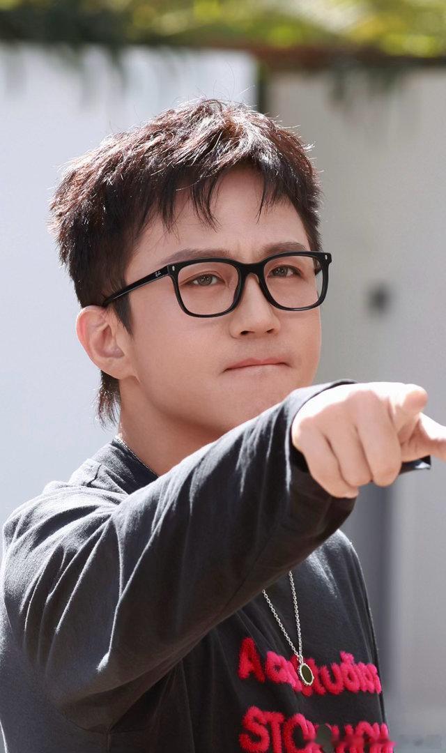 邓超回应仿妆鹿晗邓超说戴美瞳拖了他的后腿我作证就是美瞳的问题！！ 