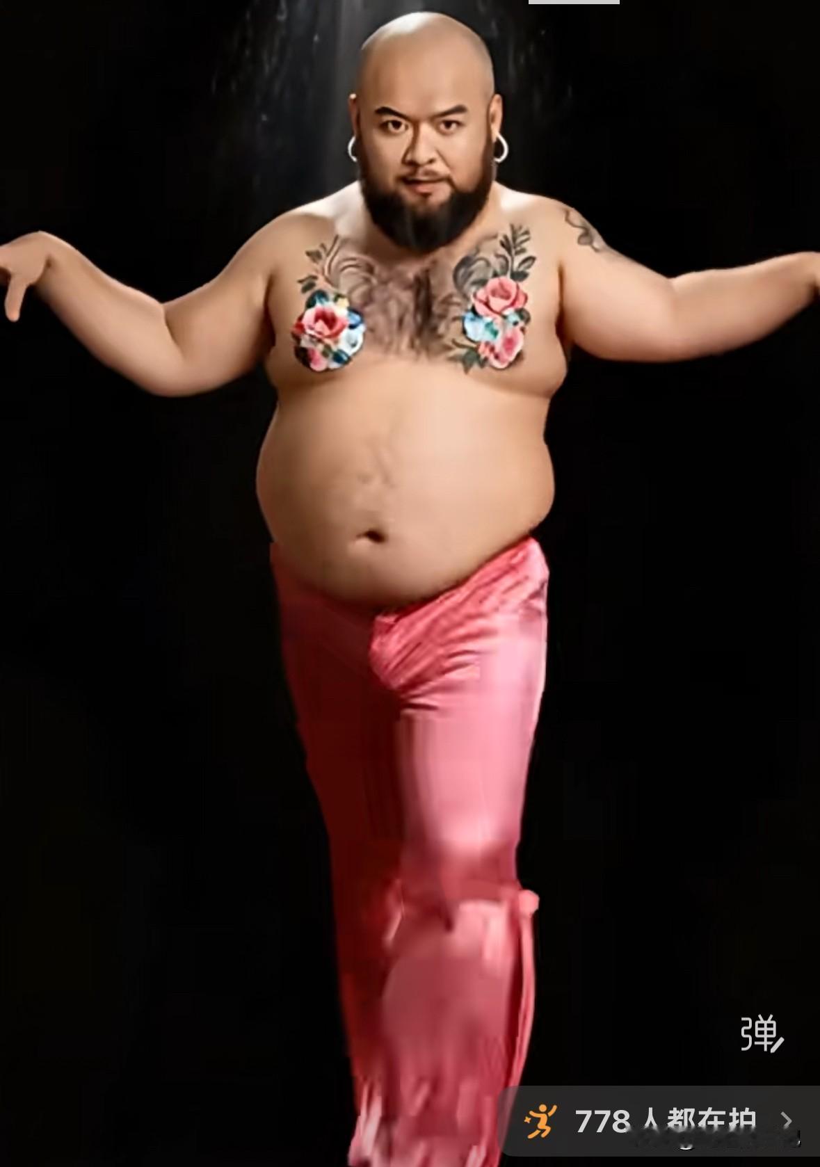 这大体格子，这个舞美，这个妖娆，这个人别看一脸男人样，动作却绝对女性化，又完了一