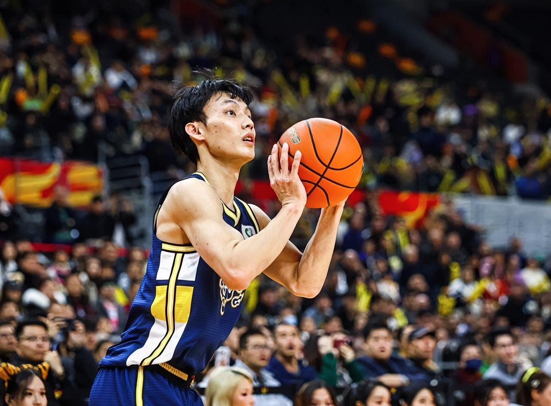 徐杰：效率虽然不高，但有杀死比赛的一球就够了吧？？？
胡明轩：虽然进攻端还是个谜