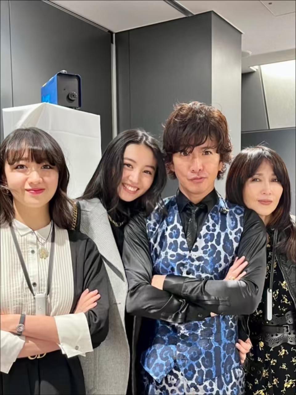 木村拓哉53岁了，小女儿晒全家福，一家高颜值！
木村拓哉作为当年巨红的偶像男性，