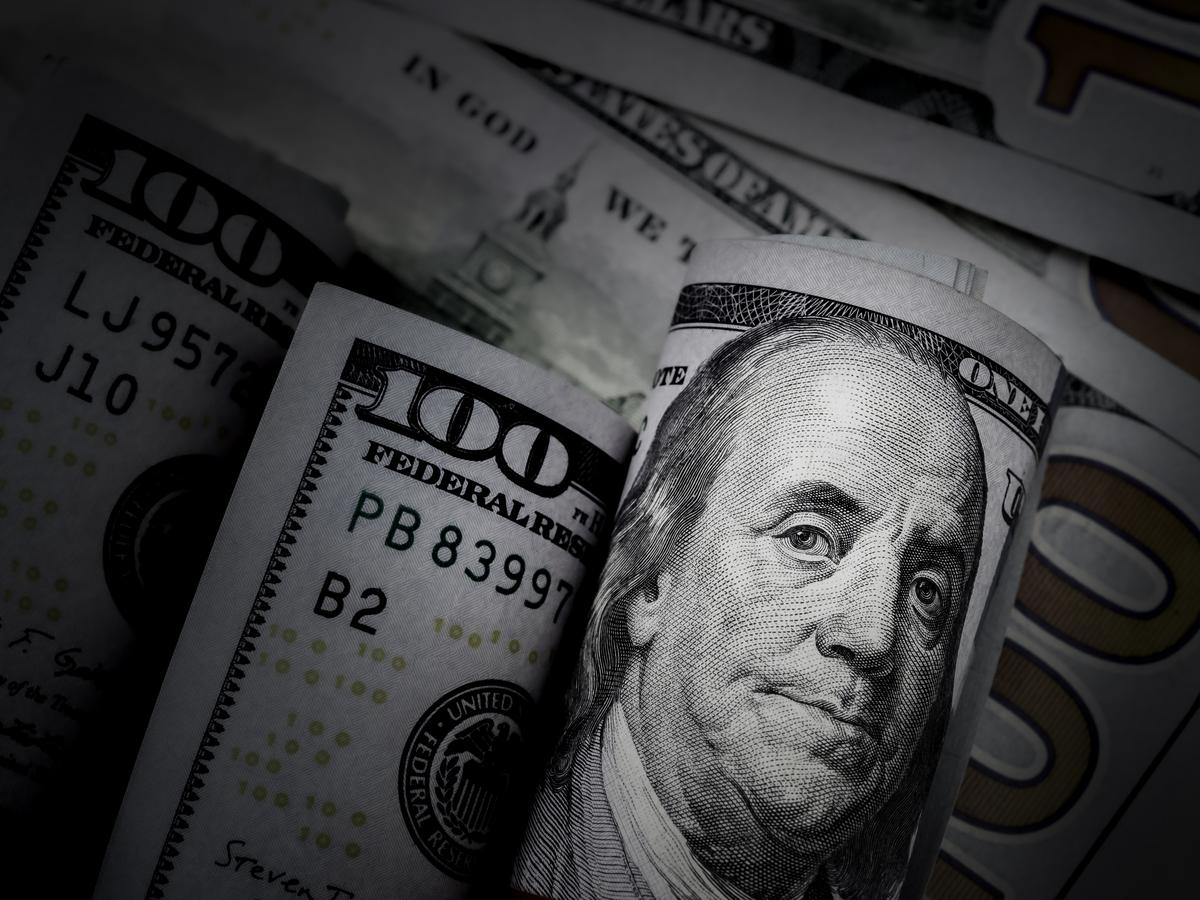 很多人一看到“美国给进口商退关税”，就以为特朗普的关税政策崩了。
错了。
这件事