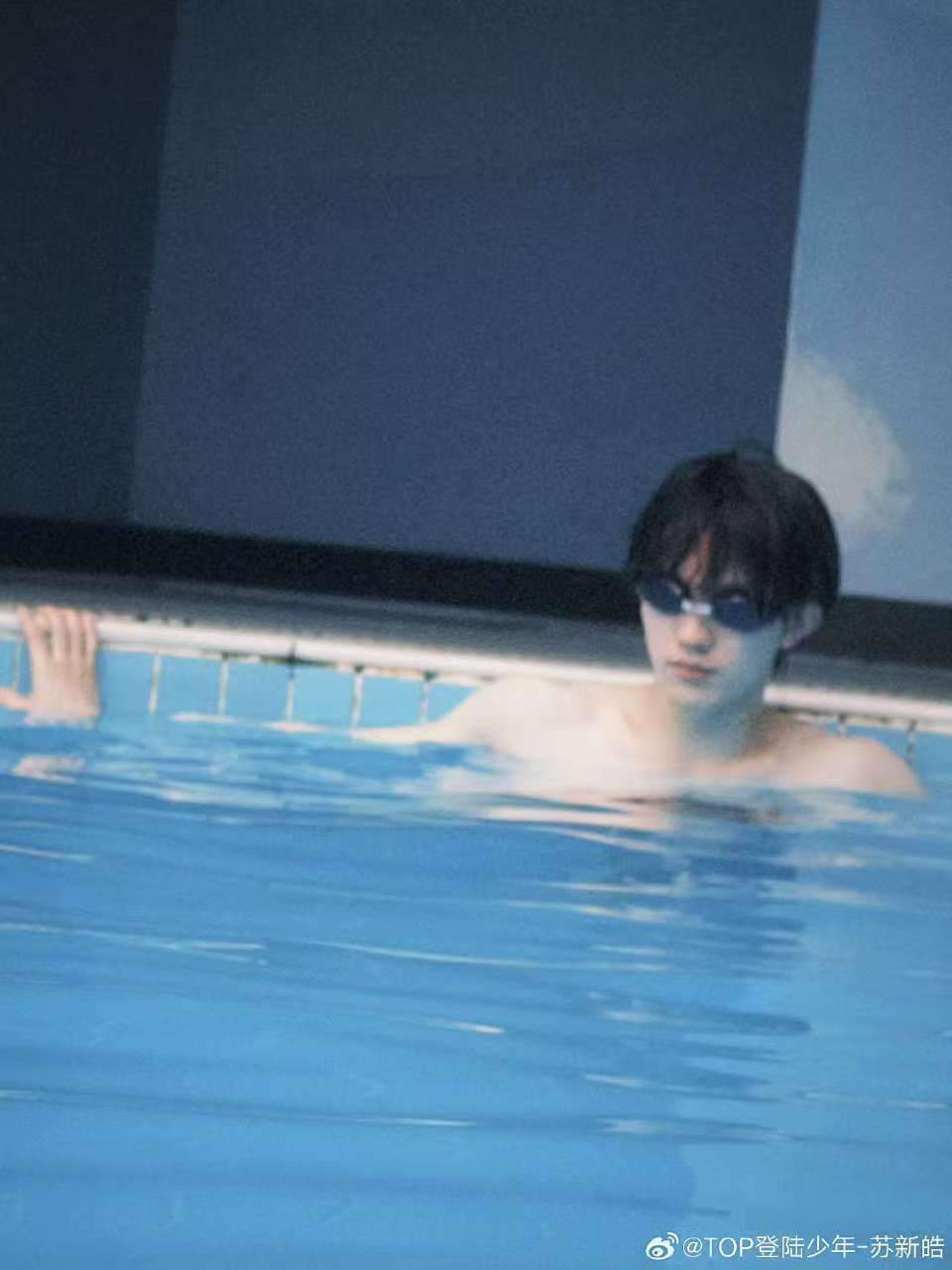 苏新皓泳池五宫格  苏新皓游泳池的五宫格照片真的是每一张都拍的好帅，完全充满了夏