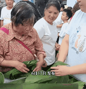 这样的人注定穷一辈子！
社区举办端午活动，组织居民们一起包粽子，不料一老人不断将