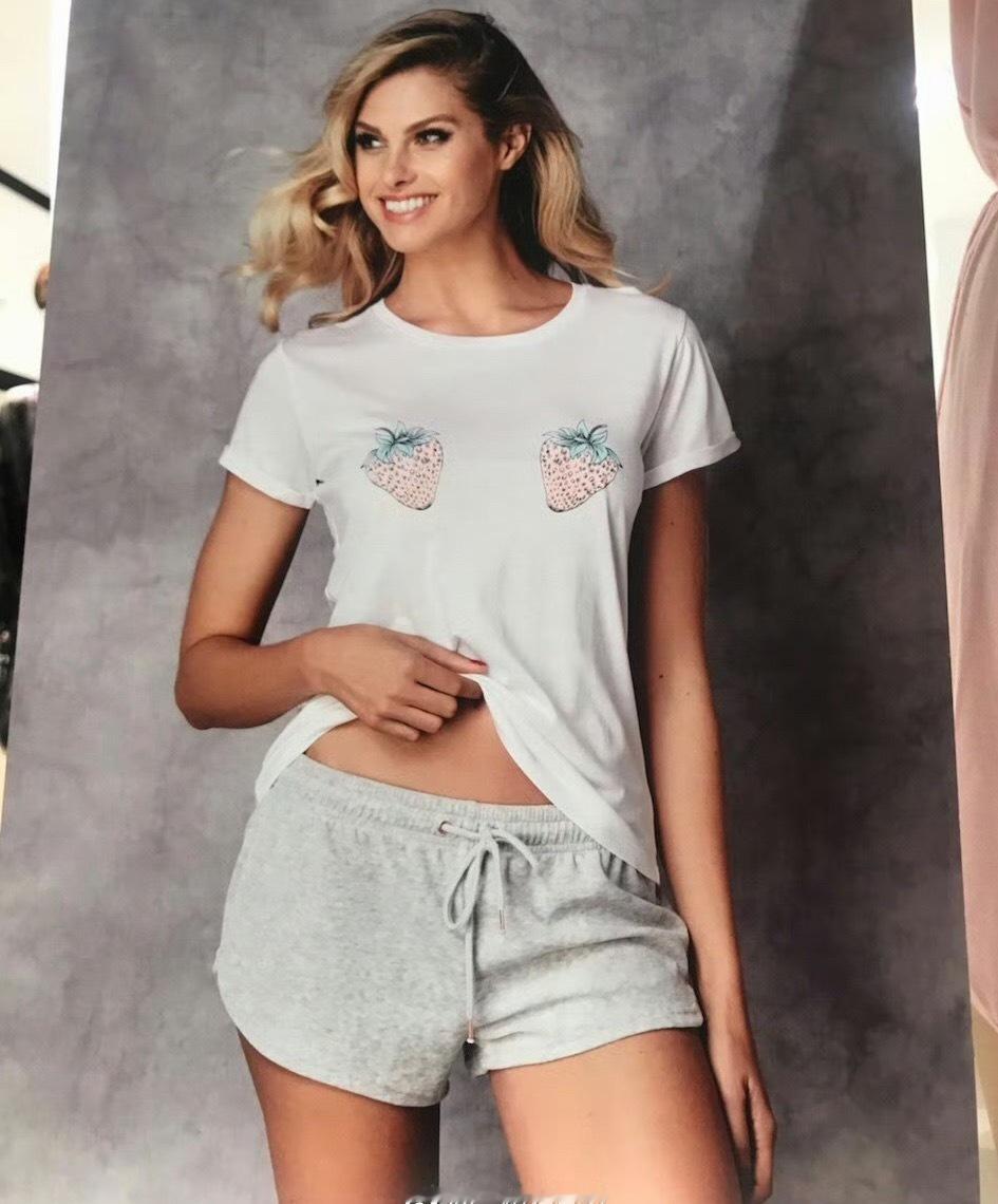 这衣服穿出去会不会觉得很怪？感觉有一种让人吃草莓的暗示