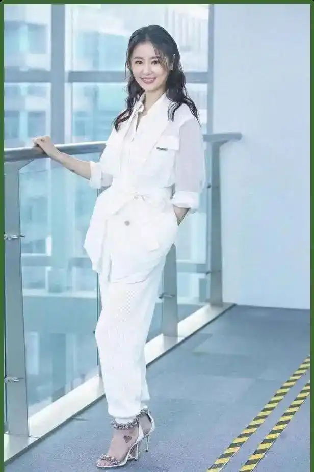 49岁林心如法令纹藏不住，穿白西装却美到让人忘记年龄，网友直呼：霍建华好福气！ 