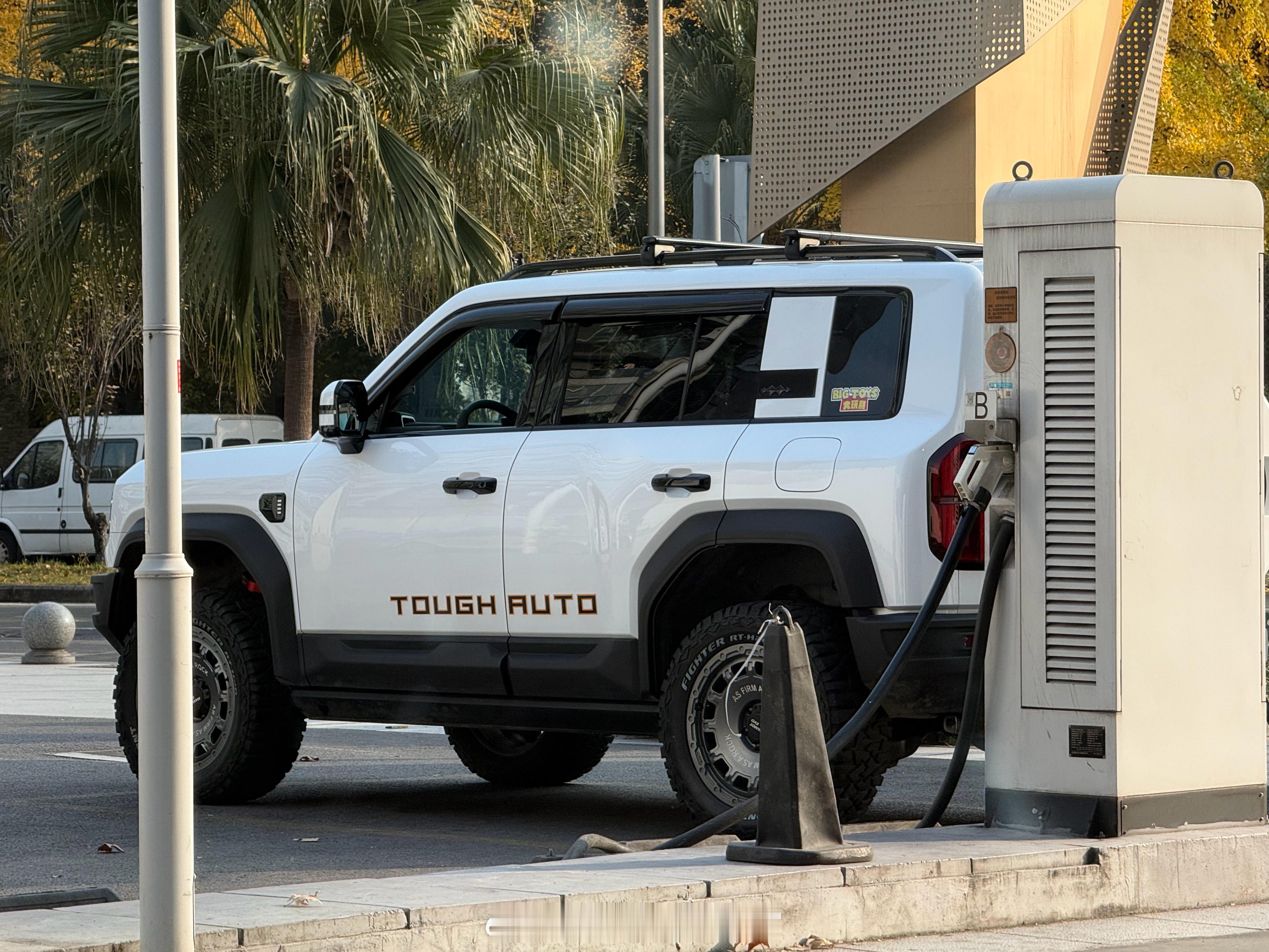 方程豹豹5的白色很好看的啊，不明白为什么会取消白色，希望有一天白色能够回来吧。豹