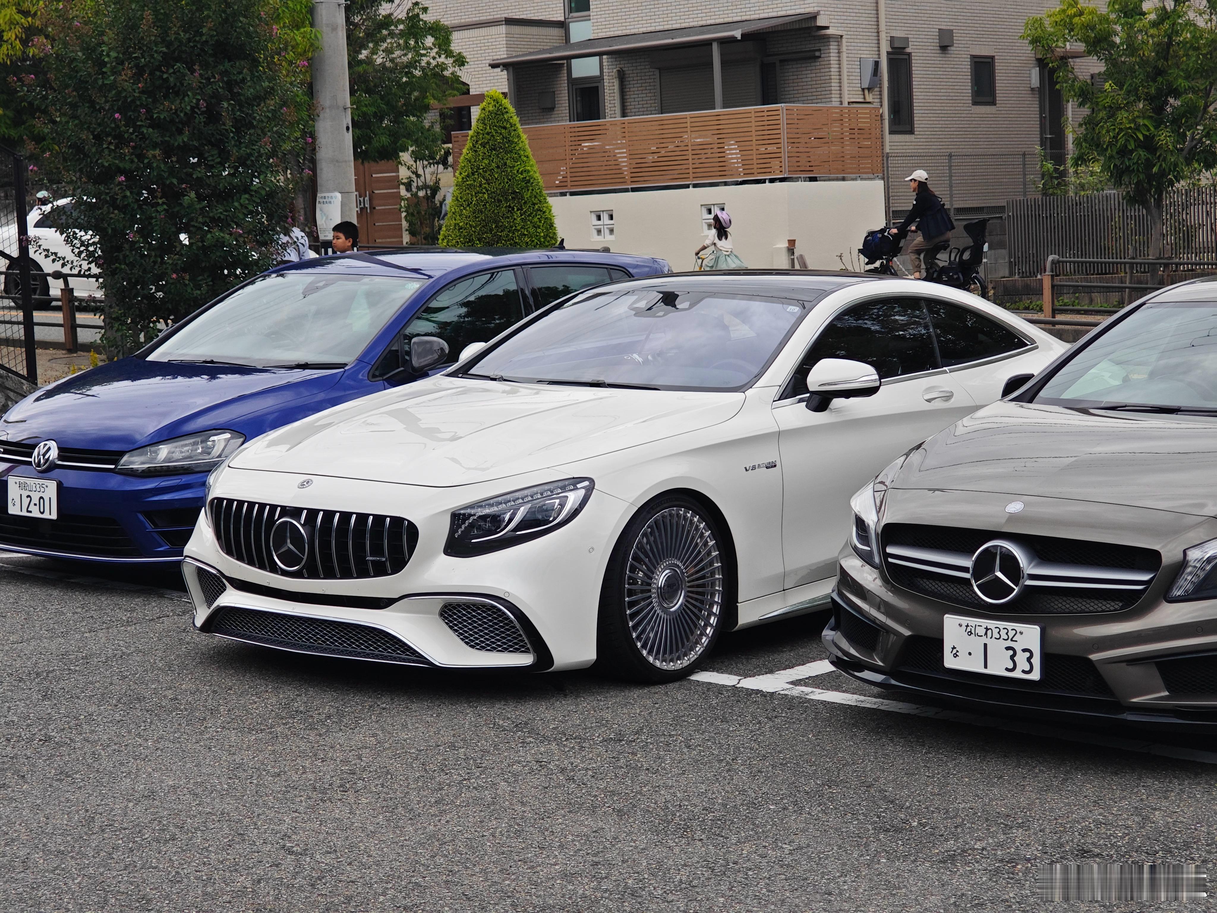 型车街拍[超话]偶遇末代奔驰AMG S63 Coupé。优美的大型双门轿跑，其实