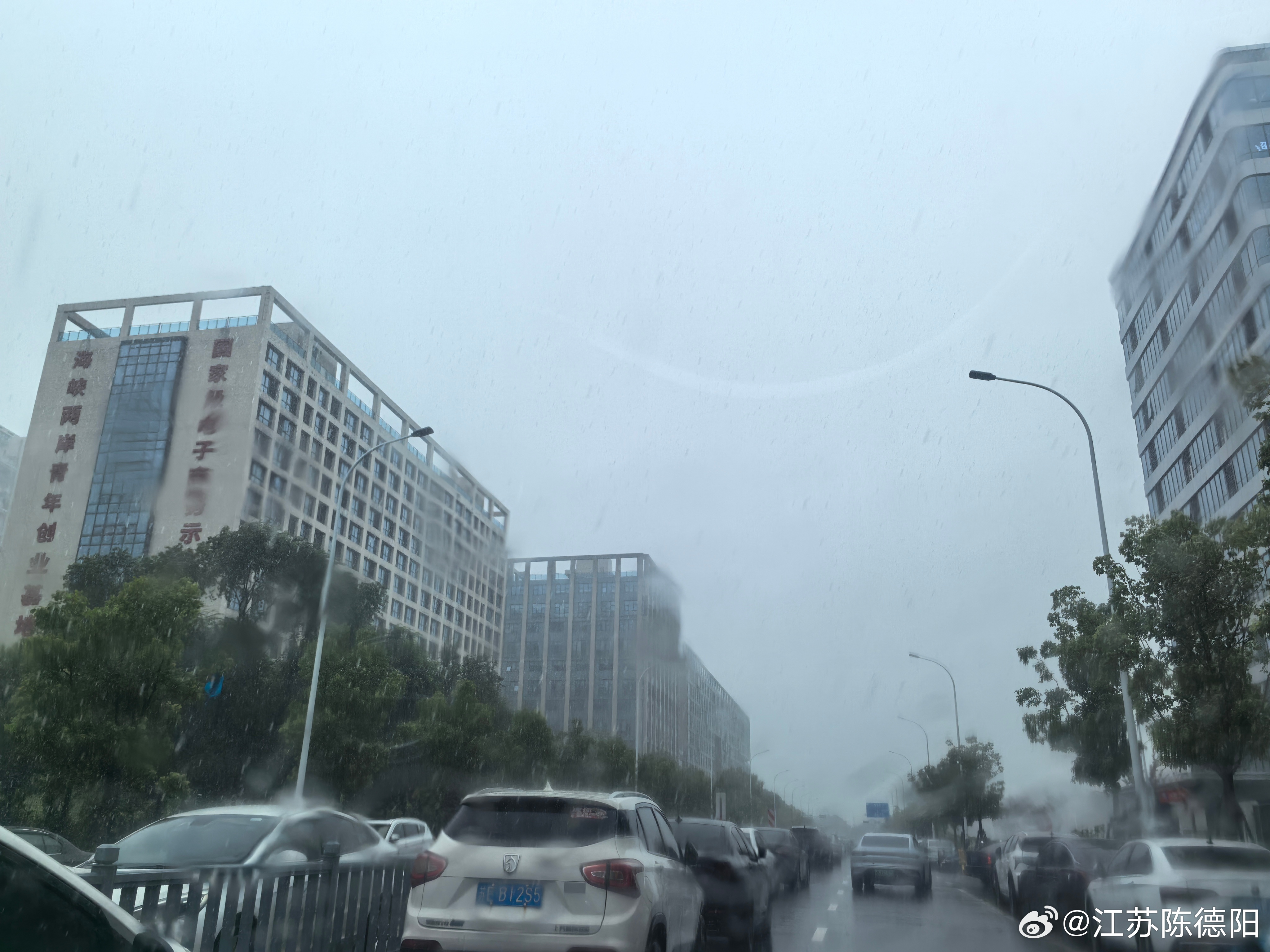 如果你年轻的时候执着地相信拼搏、努力能改变命运，等你上了一定年纪以后，你会发现你
