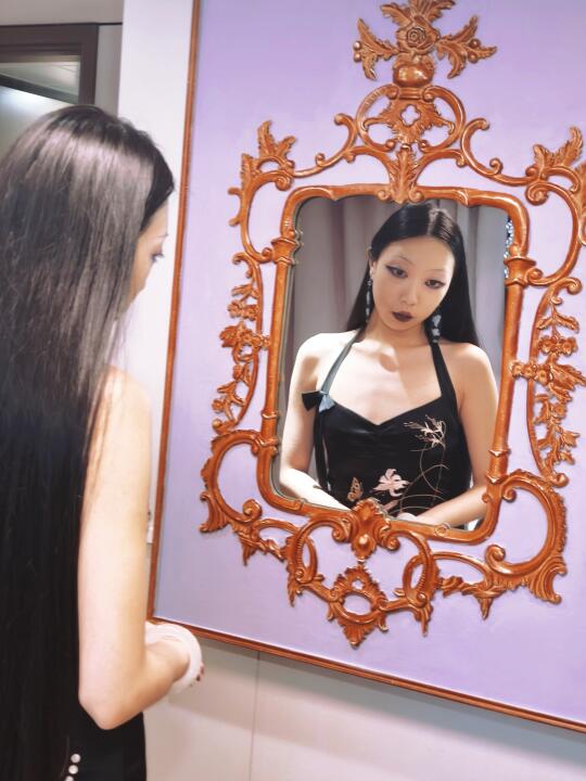 黑长直蛇女
