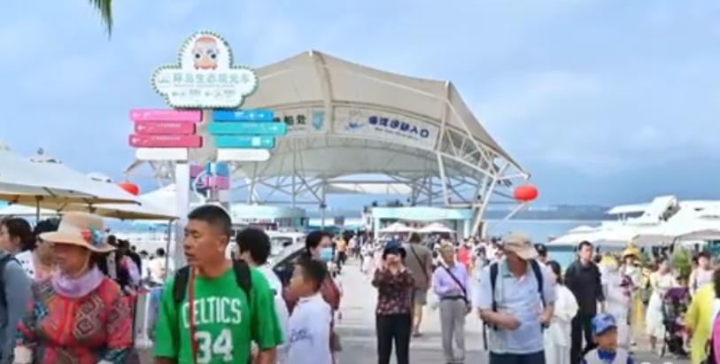 海南封关后迎来首个假期，三亚入境游客暴增了5倍！ 这波增长主要得益于免税购物的持