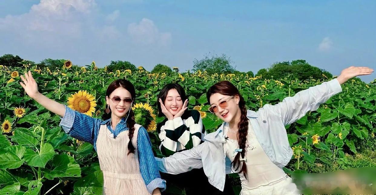 离婚后的黄圣依简直就是重生，和未结婚生子的陈梦蒋梦婕同框，她竟然是三人中最有少女