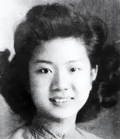 1949年，军统特务毛森抓到了一个交际花小姐，在审讯期间，毛森扒下她的衣服，露出