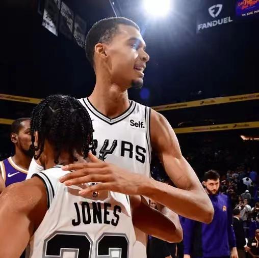 文班亚马完胜杜兰特，一战打破的三项NBA记录：
1. 文班亚马在生涯前五场比赛中