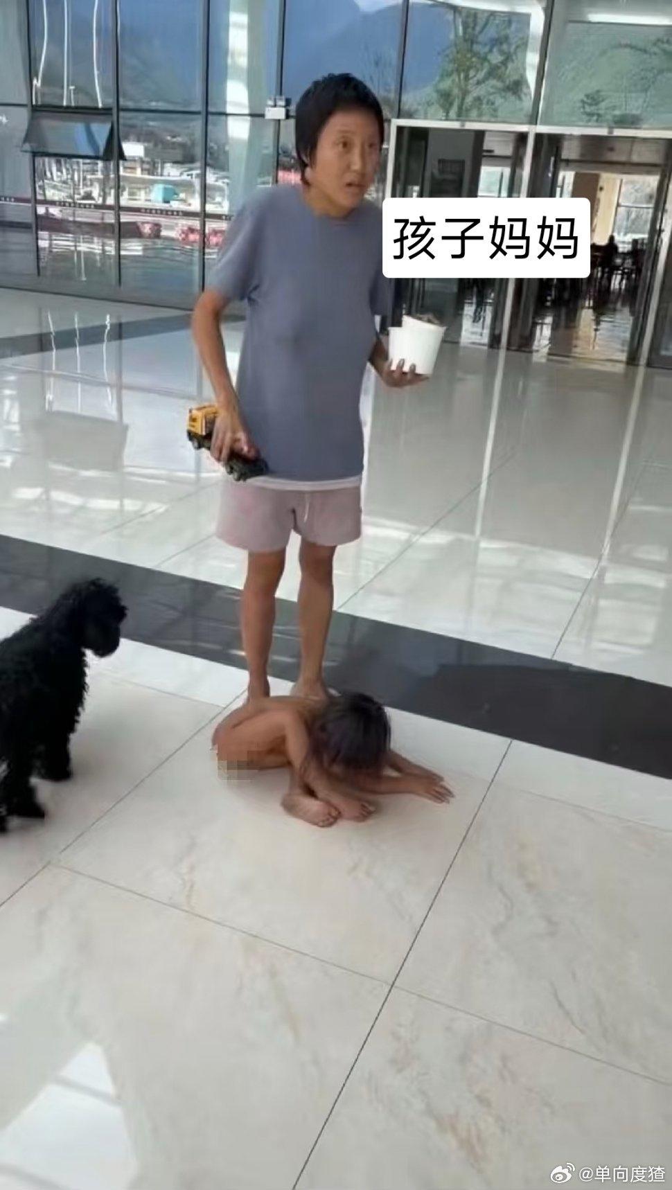 野人小孩爸爸回应孩子不穿衣服是“回归自然教育法”，根本站不住脚！

孩子爸爸回应